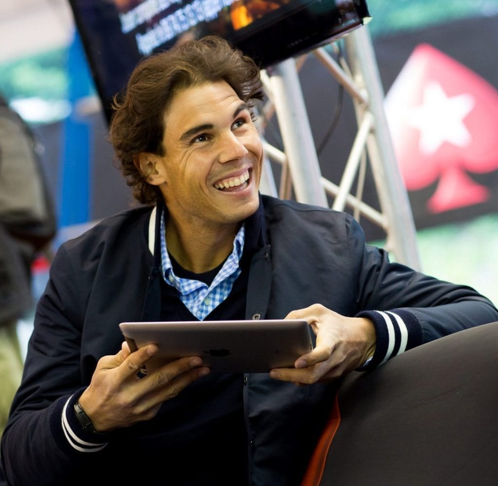 RAFA NADAL CERCA UN ACE CONTRO 100 FANS A PARIGI