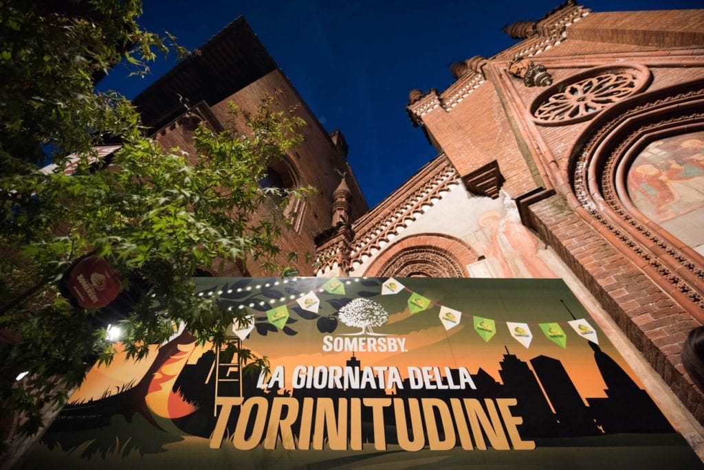 Folla di gente al Borgo Medievale per festeggiare la Giornata della Torinitudine con Somersby