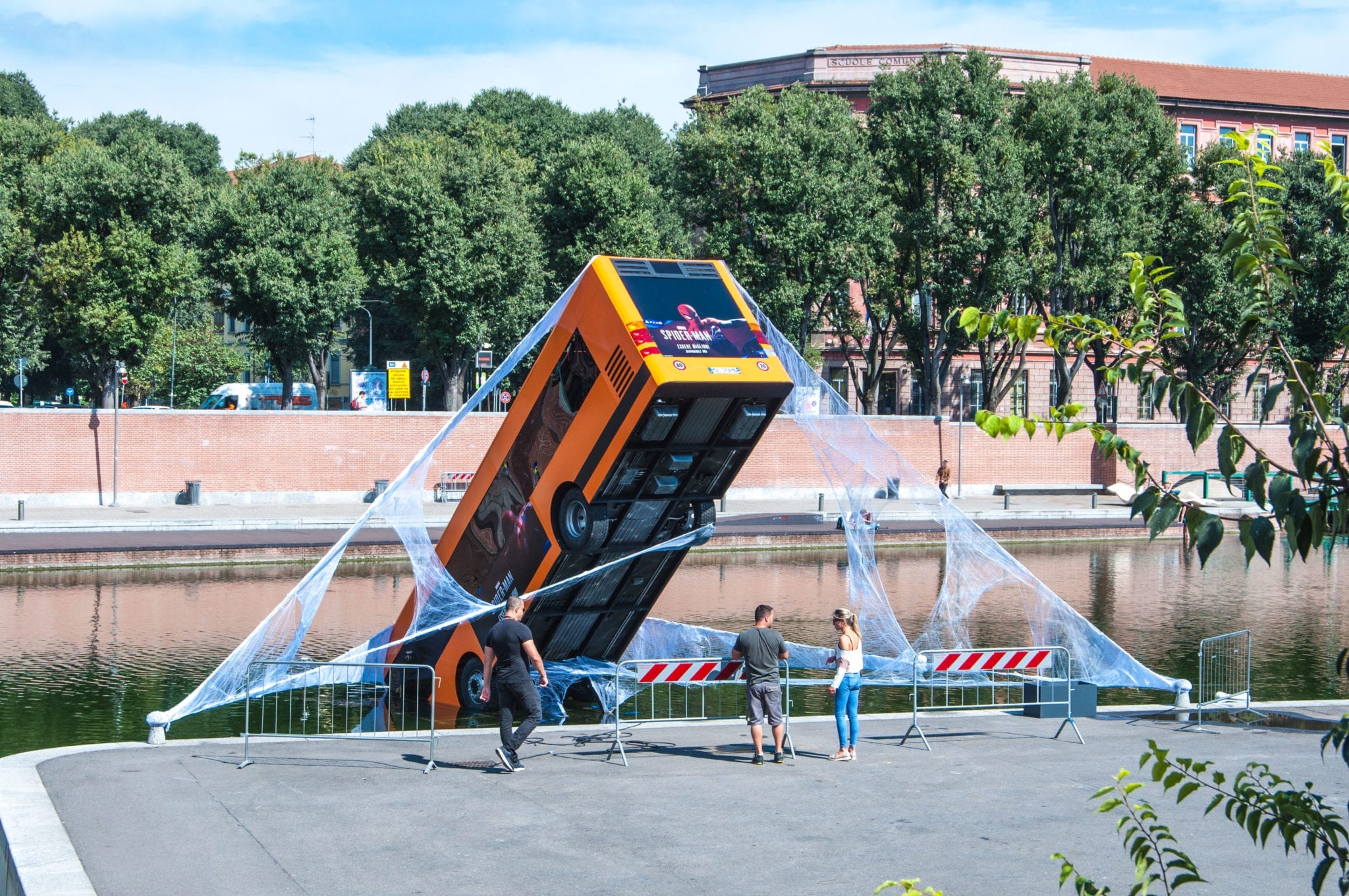 Spiderman salva un autobus a Milano!