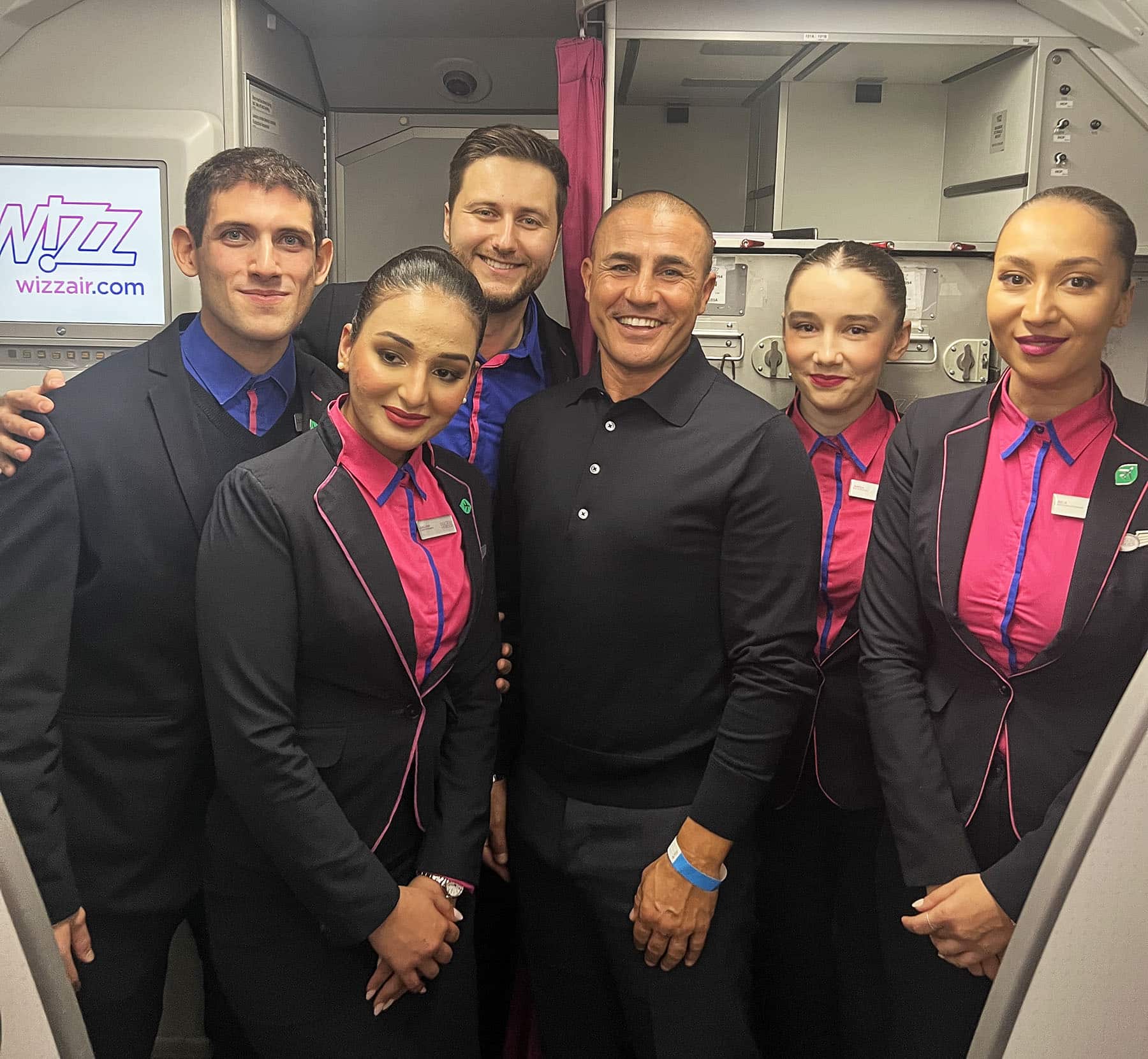 Fabio Cannavaro sorprende i passeggeri a bordo del volo Wizz Air