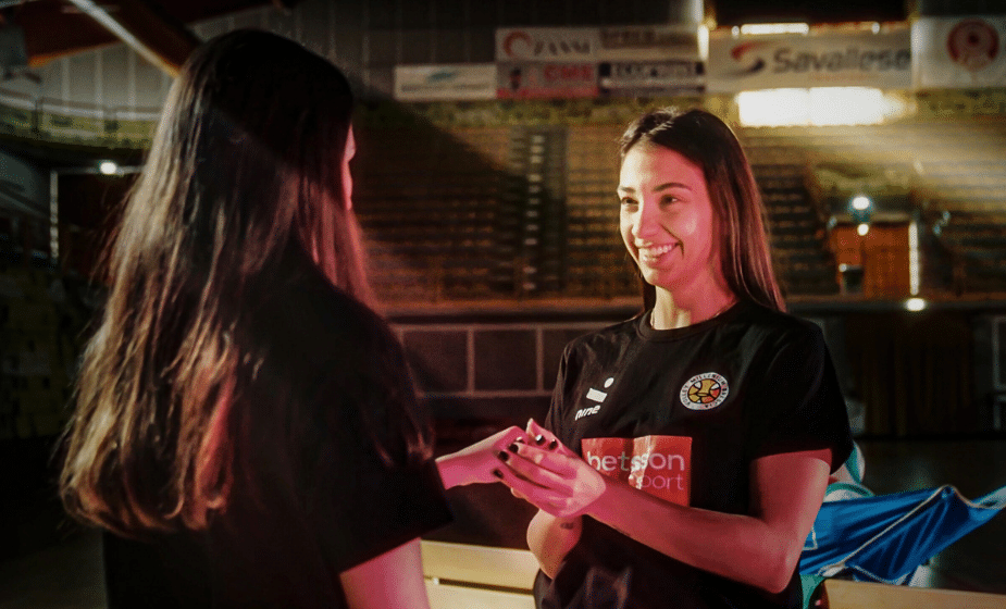 “Quello che non è normale: Betsson Sport e Volley Millenium Brescia in campo contro la violenza sulle donne con l'azzurra Beatrice Parrocchiale